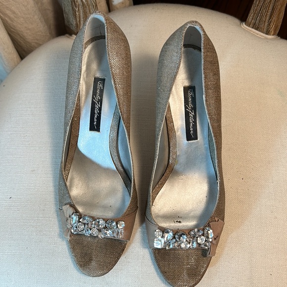 BEVERLY FELDMAN Tan Metallic Embellished Rhinestone Peep Toe Pumps Size 9.5 - Picture 7 of 12